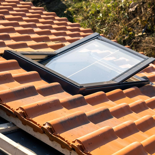 Une équipe de couvreurs souriants